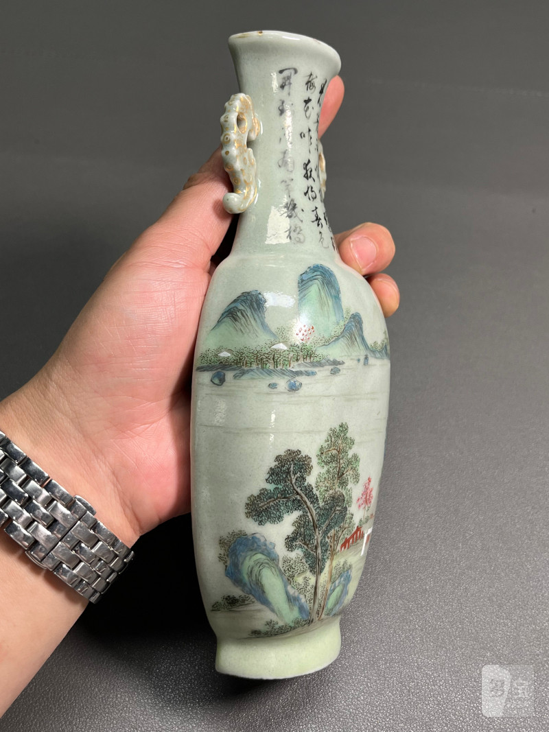 清乾隆  冬青地粉彩山水庭院诗文双耳扁瓶 - 图4